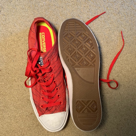 Red converse - Picture 2 of 2